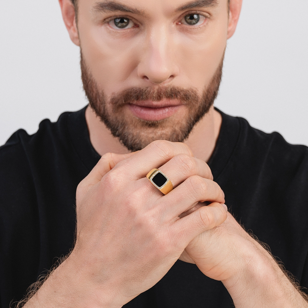Anillo en oro amarillo de 18 Kilates, con ónix central y decoración en zircones