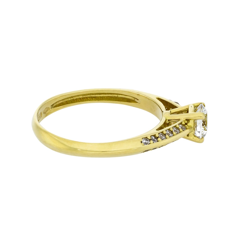 Anillo en oro amarillo de 18 Kilates, con zircón central y decoración en zircones
