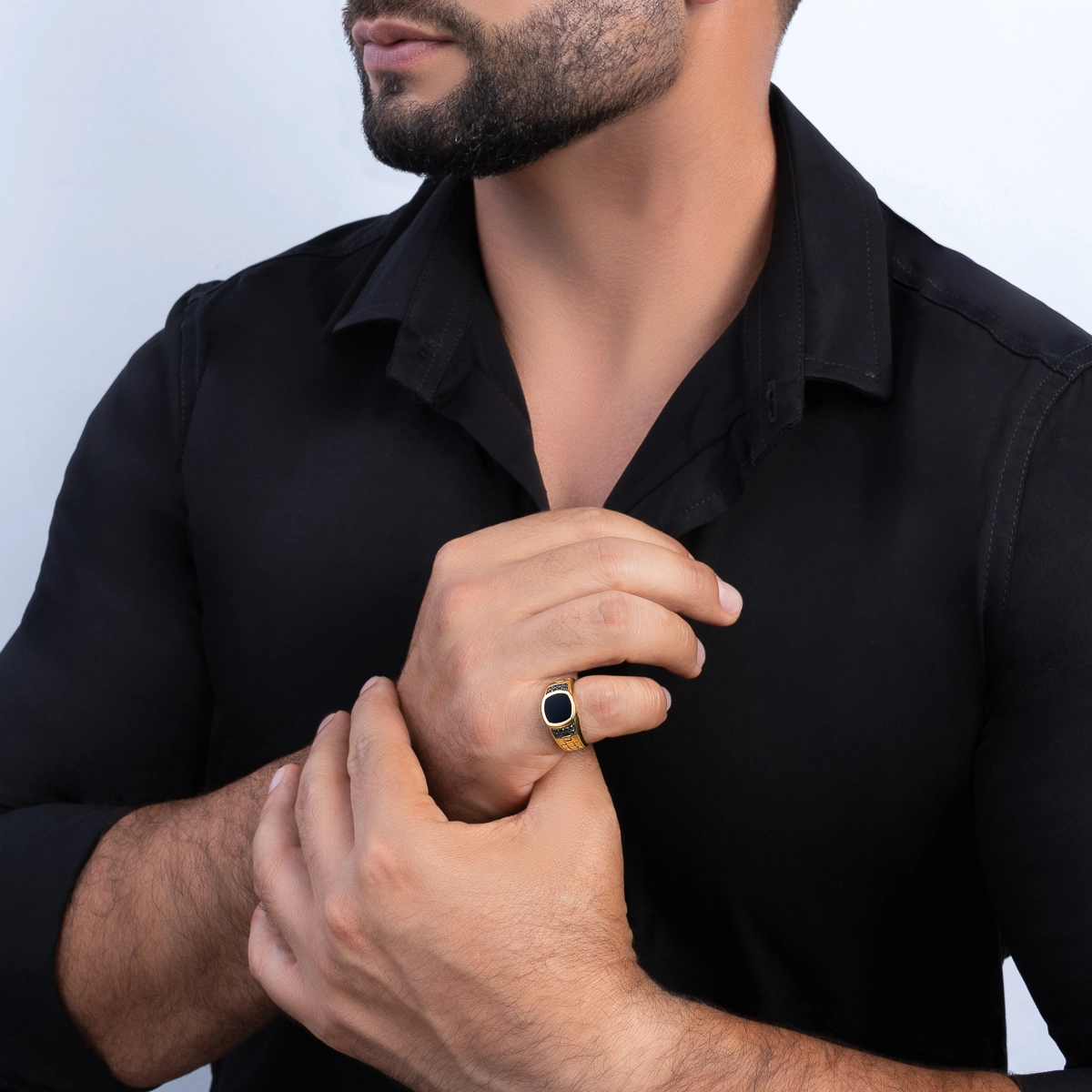 Anillo en oro amarillo de 18 Kilates, con ónix central y decoración en zircones