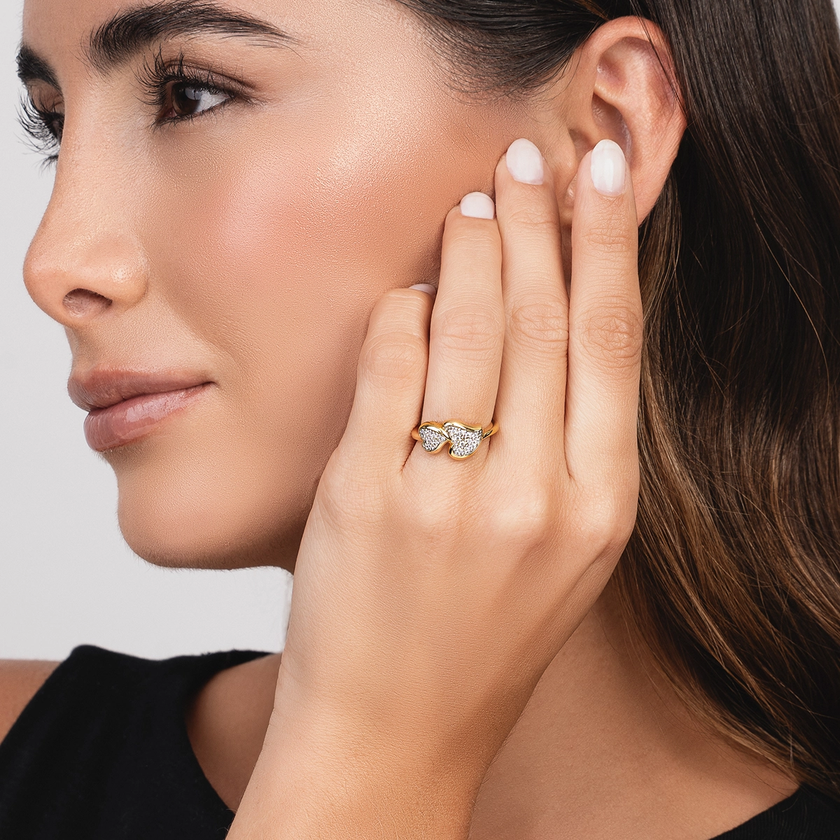 Anillo de corazones en oro amarillo de 18 Kilates, con zircones