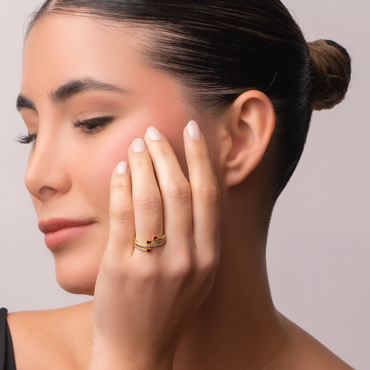 Anillo en oro amarillo de 18 Kilates, con rubís de 0.21 Ct y diamantes de 0.36 Ct