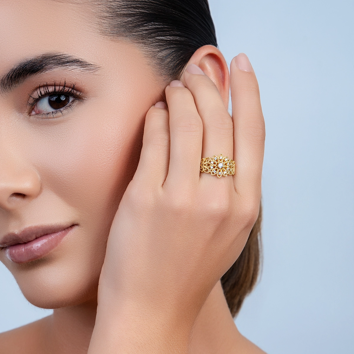 Anillo de flor en oro amarillo de 18 Kilates con visos, con zircones