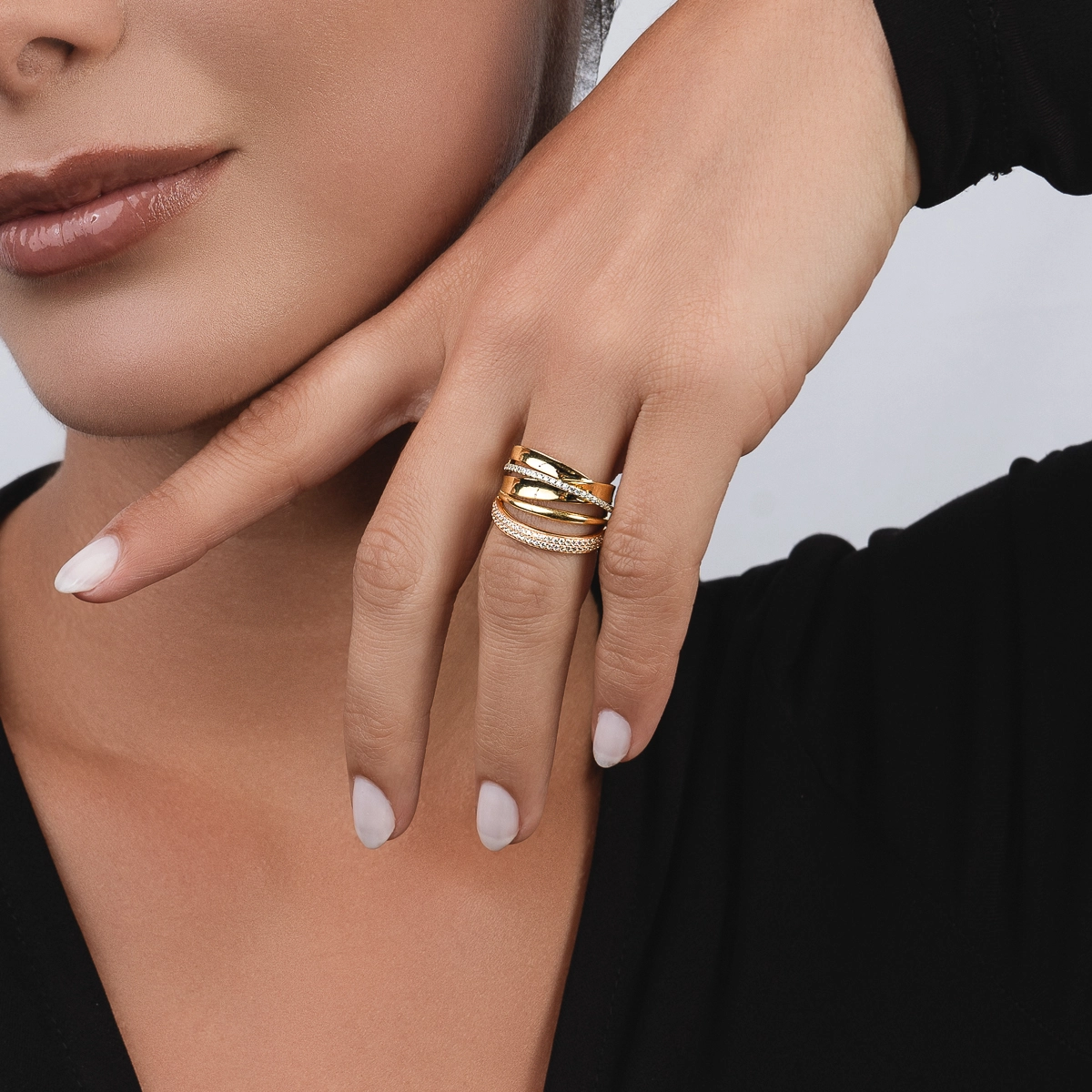 Anillo en oro amarillo de 18 Kilates, con zircones