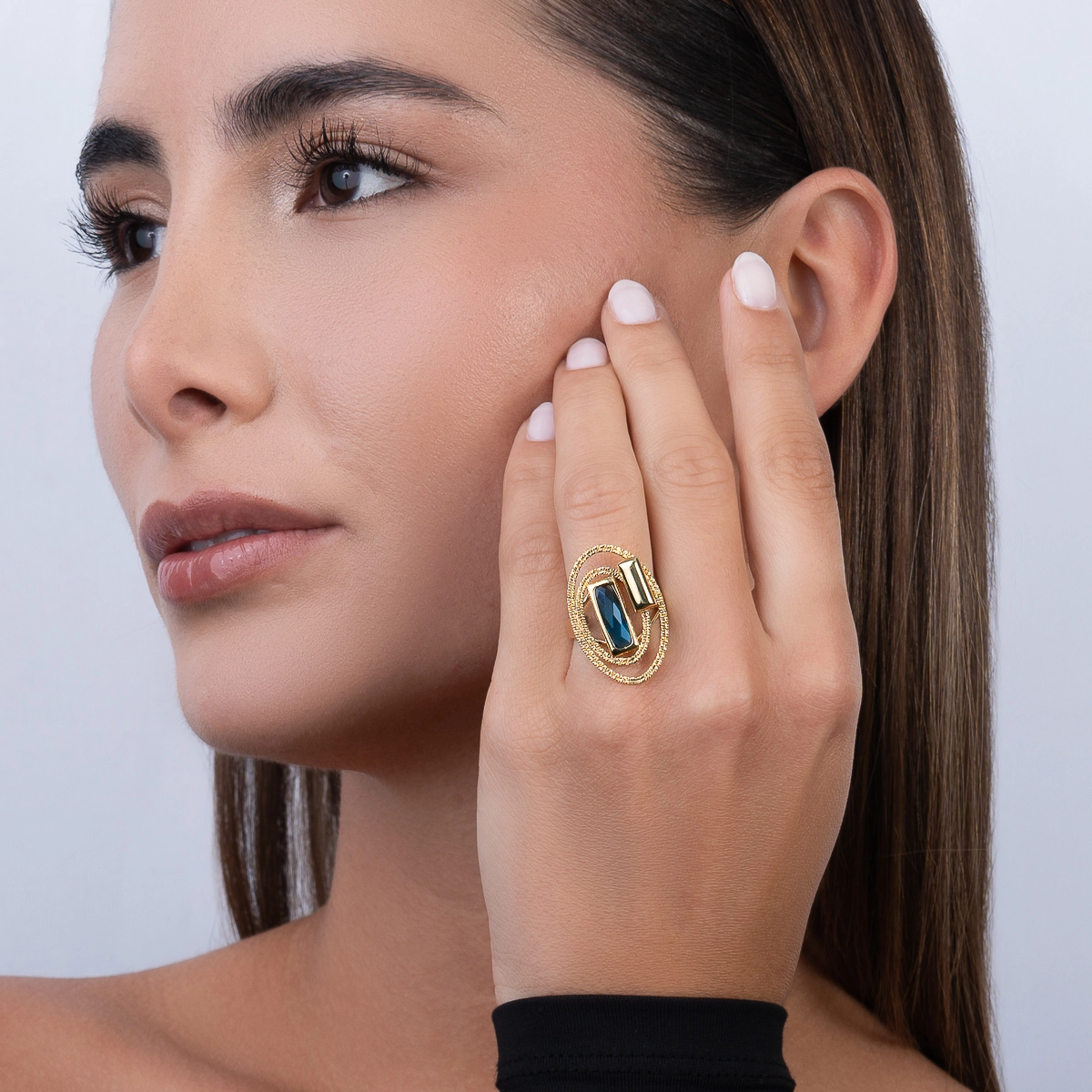 Anillo en oro amarillo de 18 Kilates con visos, con zircón col central