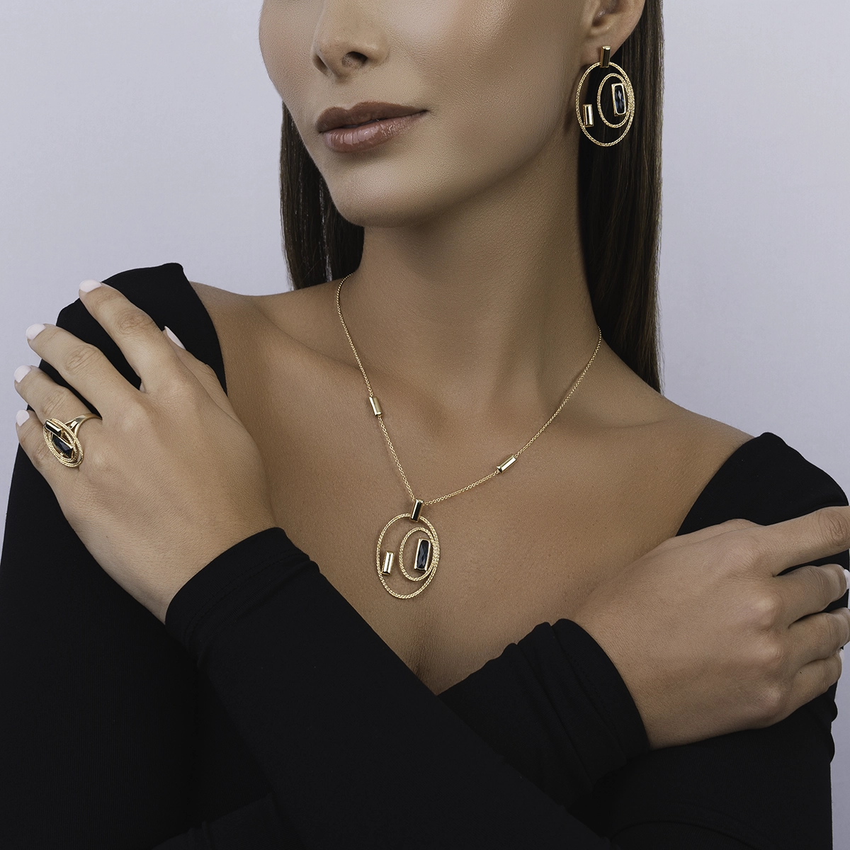 Anillo en oro amarillo de 18 Kilates con visos, con zircón col central