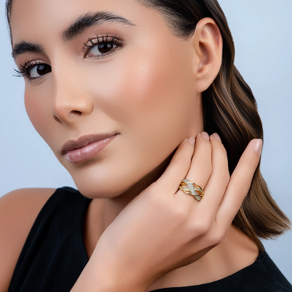 Anillo en oro amarillo de 18 Kilates, con zircones