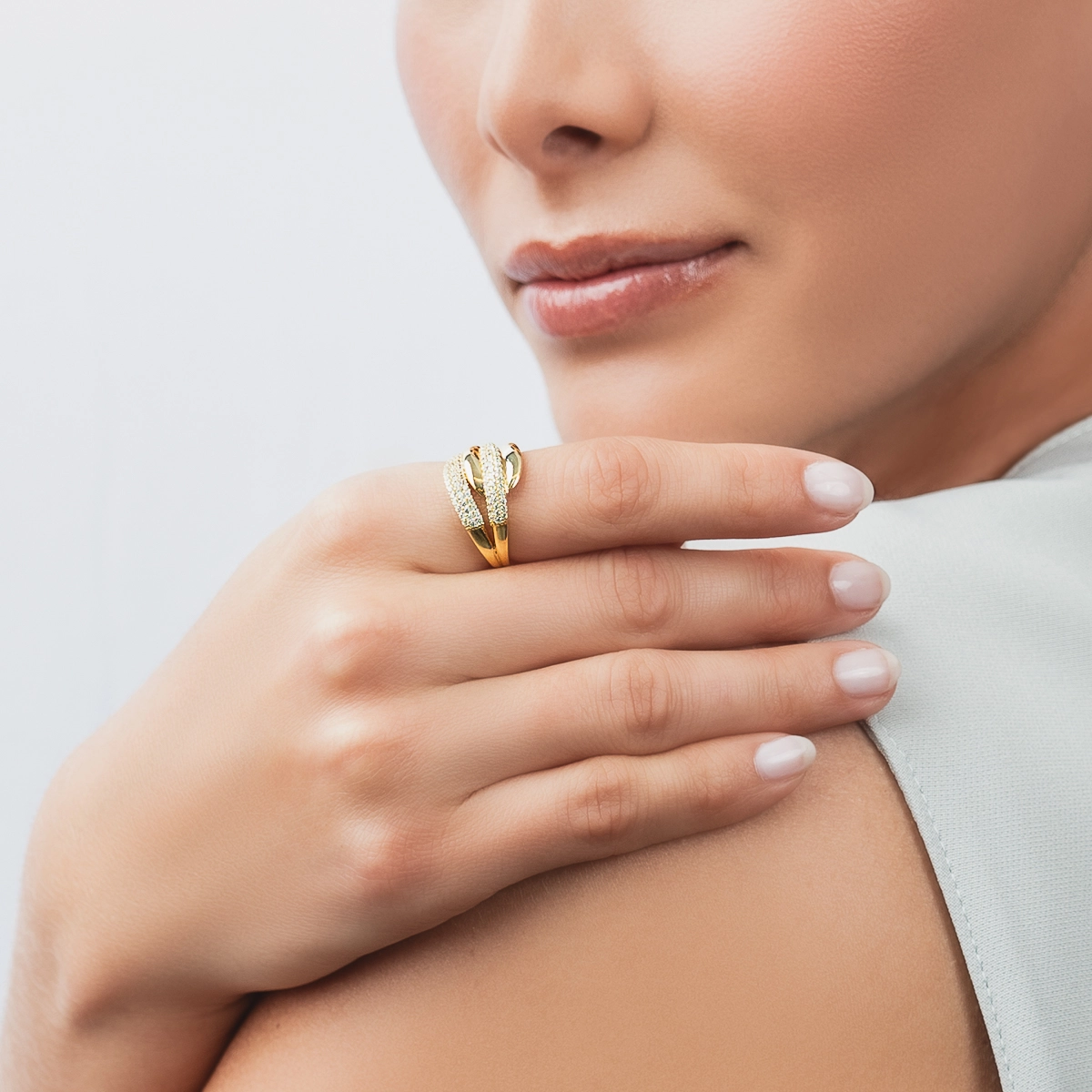 Anillo en oro amarillo de 18 Kilates, con zircones