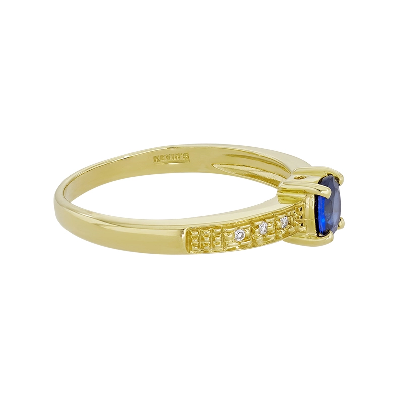 Anillo en oro amarillo de 18 Kilates, con zafiro central de 0.47 Ct y decoración en diamantes de 0.05 Ct