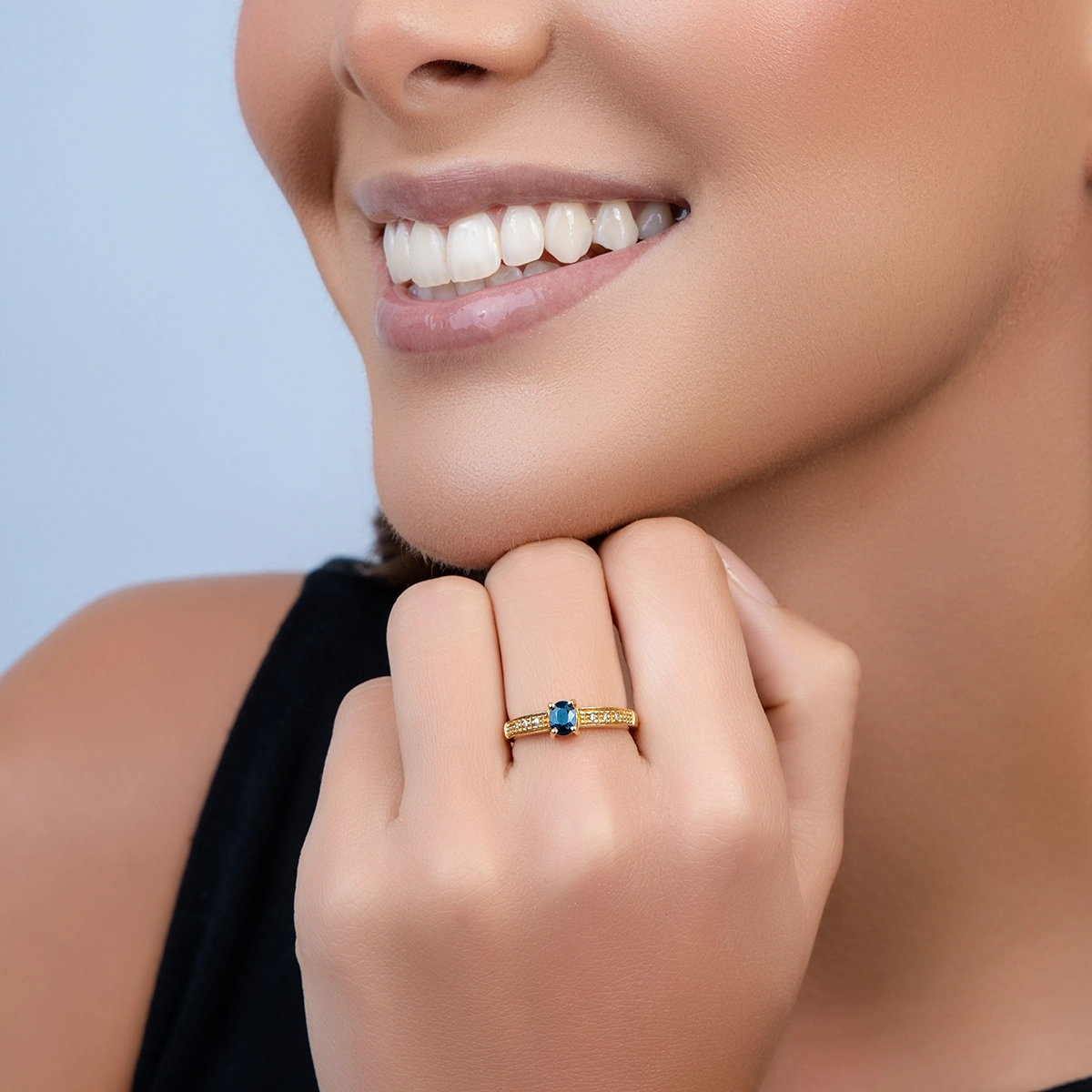 Anillo en oro amarillo de 18 Kilates, con zafiro central de 0.47 Ct y decoración en diamantes de 0.05 Ct