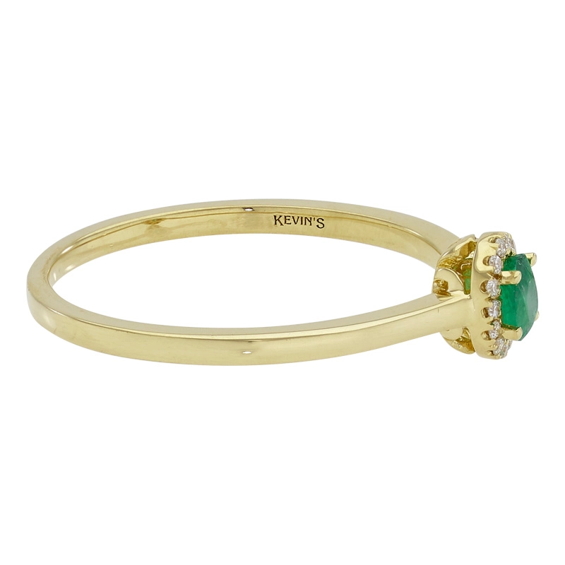 Anillo en oro amarillo de 18 Kilates, con esmeralda central de 0.16 Ct y decoración en diamantes de 0.04 Ct