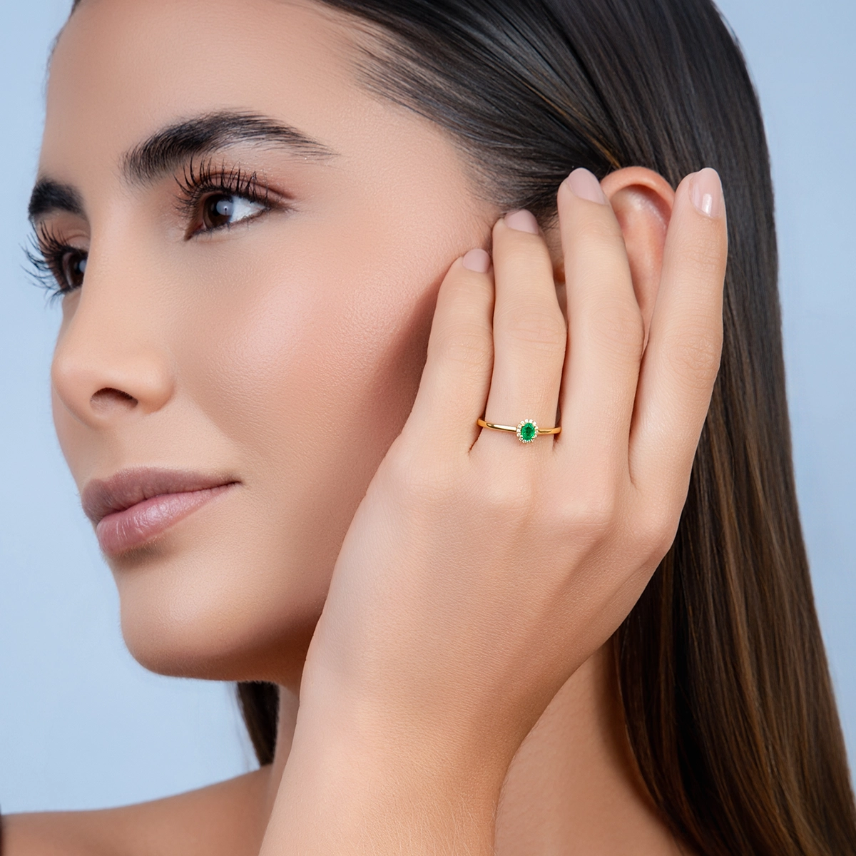 Anillo en oro amarillo de 18 Kilates, con esmeralda central de 0.16 Ct y decoración en diamantes de 0.04 Ct