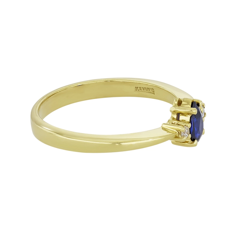 Anillo en oro amarillo de 18 Kilates, con zafiro central de 0.50 Ct y decoración en diamantes de 0.04 Ct