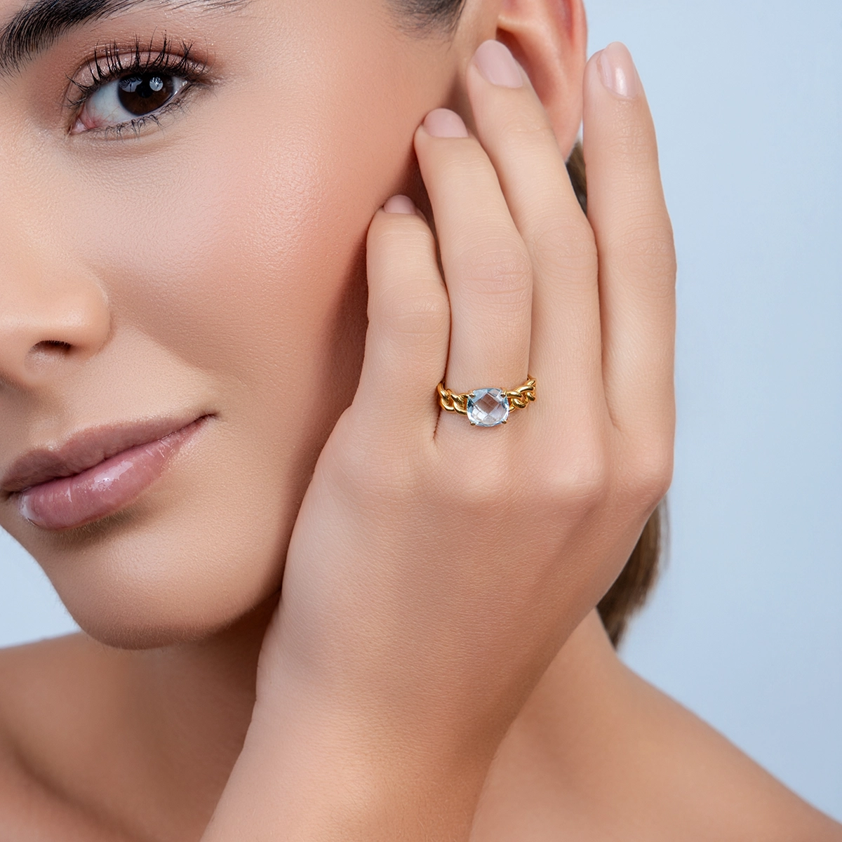 Anillo en oro amarillo de 18 Kilates, con topacio central