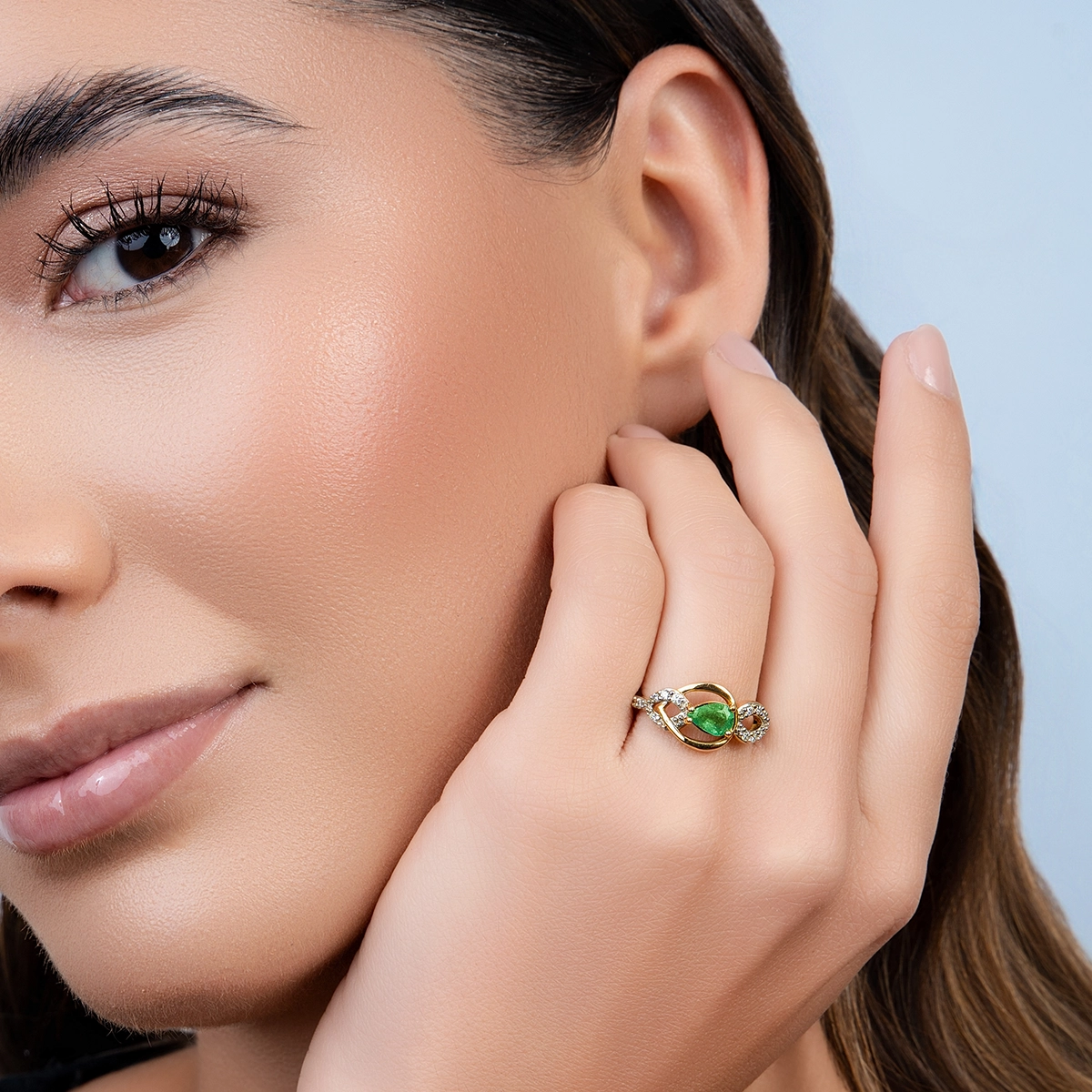 Anillo en oro amarillo de 18 Kilates, con esmeralda central de 0.60 Ct y decoración en diamantes de 0.18 Ct