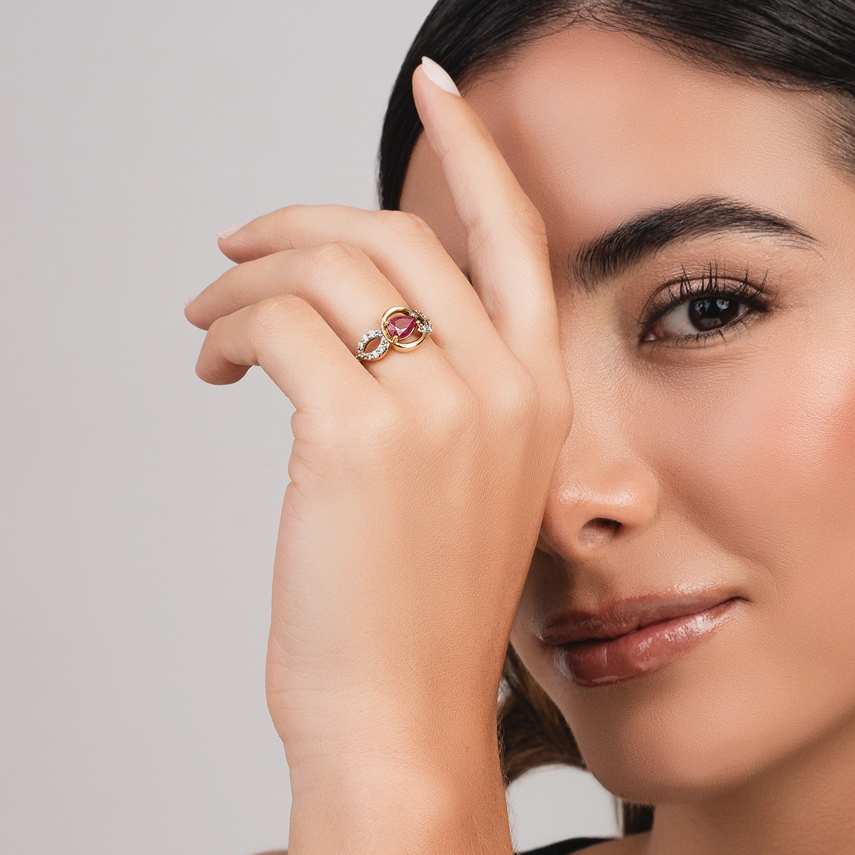 Anillo en oro amarillo de 18 Kilates, con rubí central de 0.90 Ct y decoración en diamantes de 0.18 Ct