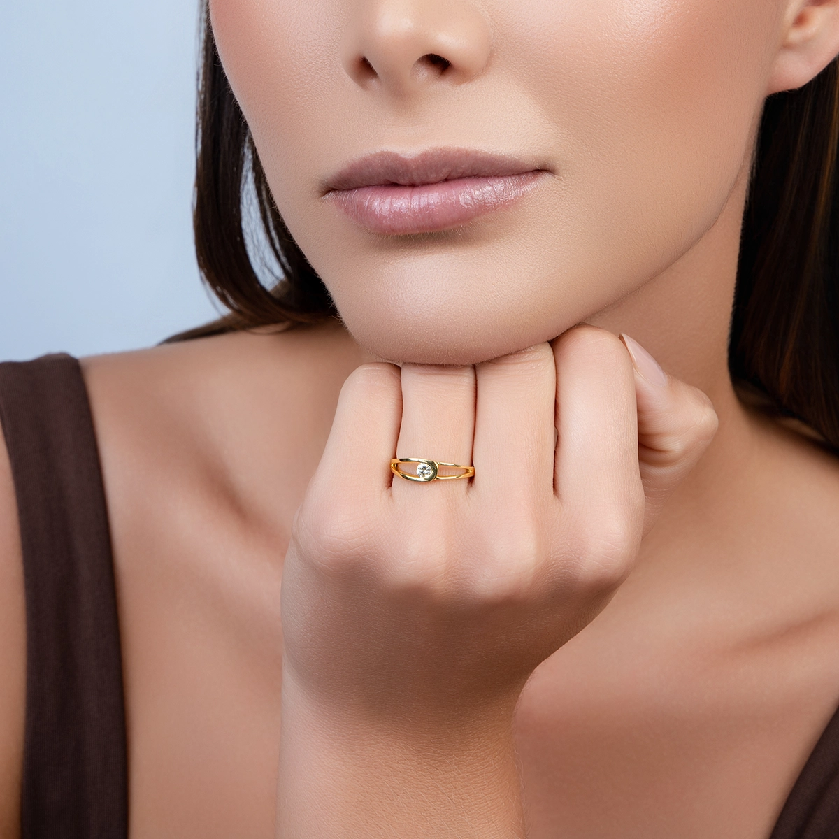 Anillo en oro amarillo de 18 Kilates, con diamante central de 0.15 Ct
