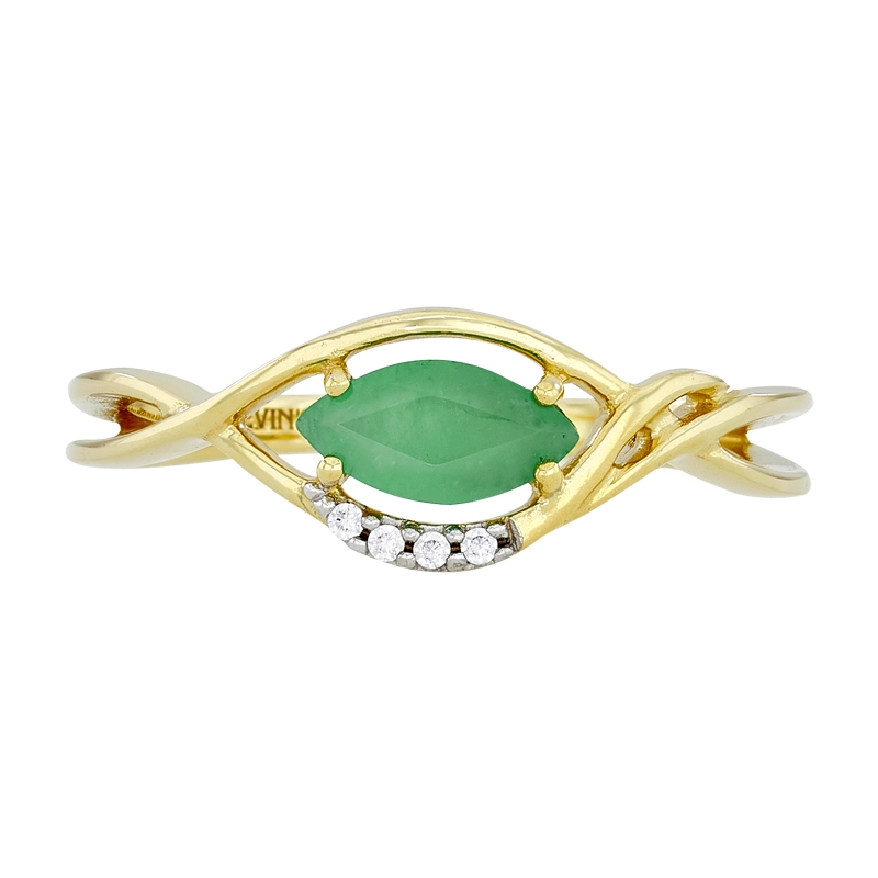 Anillo en oro amarillo de 18 Kilates, con esmeralda central y decoración en zircones