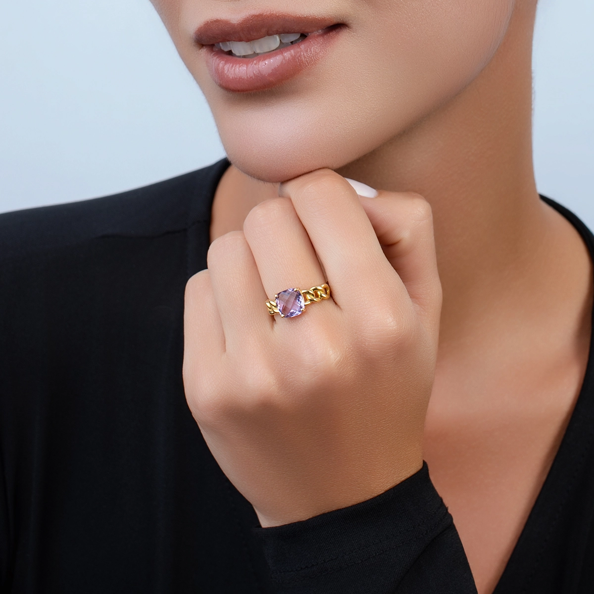 Anillo en oro amarillo de 18 Kilates, con amatista central