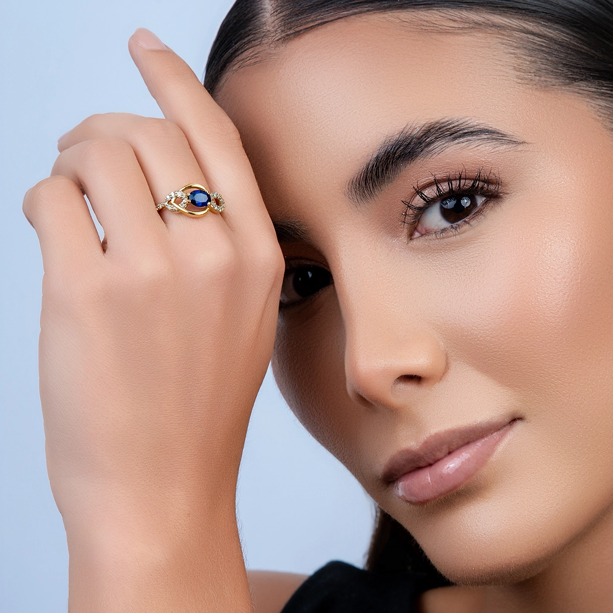 Anillo en oro amarillo de 18 Kilates, con zafiro central de 0.90 Ct y decoración en diamantes de 0.18 Ct