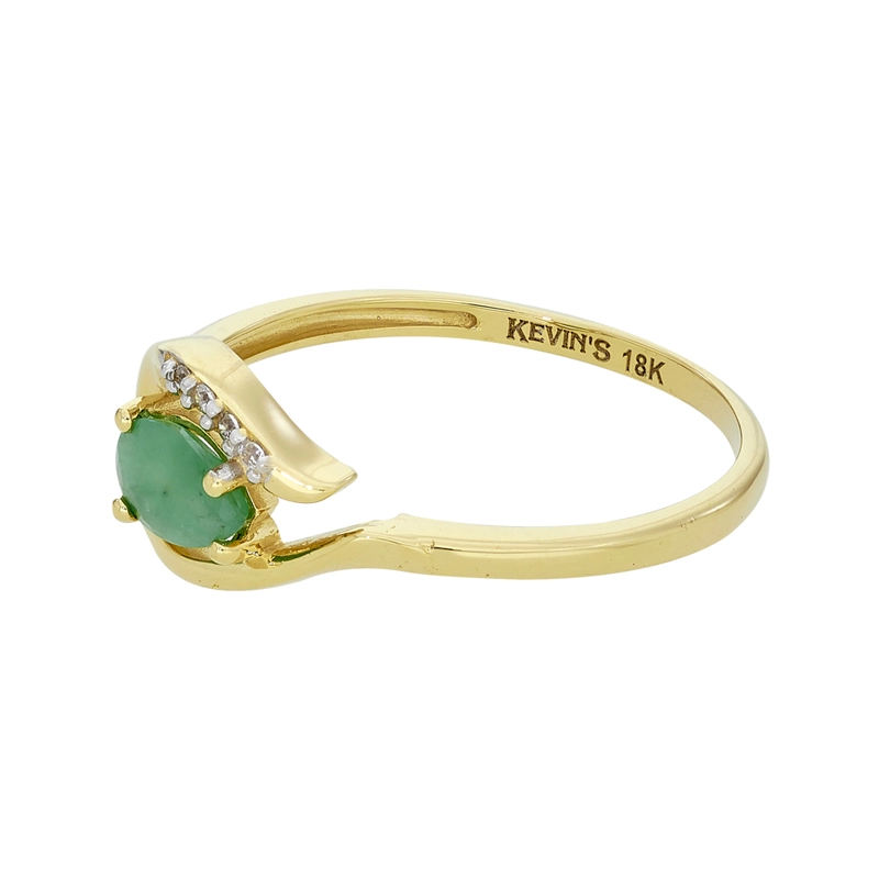 Anillo en oro amarillo de 18 Kilates, con esmeralda central y decoración en zircones