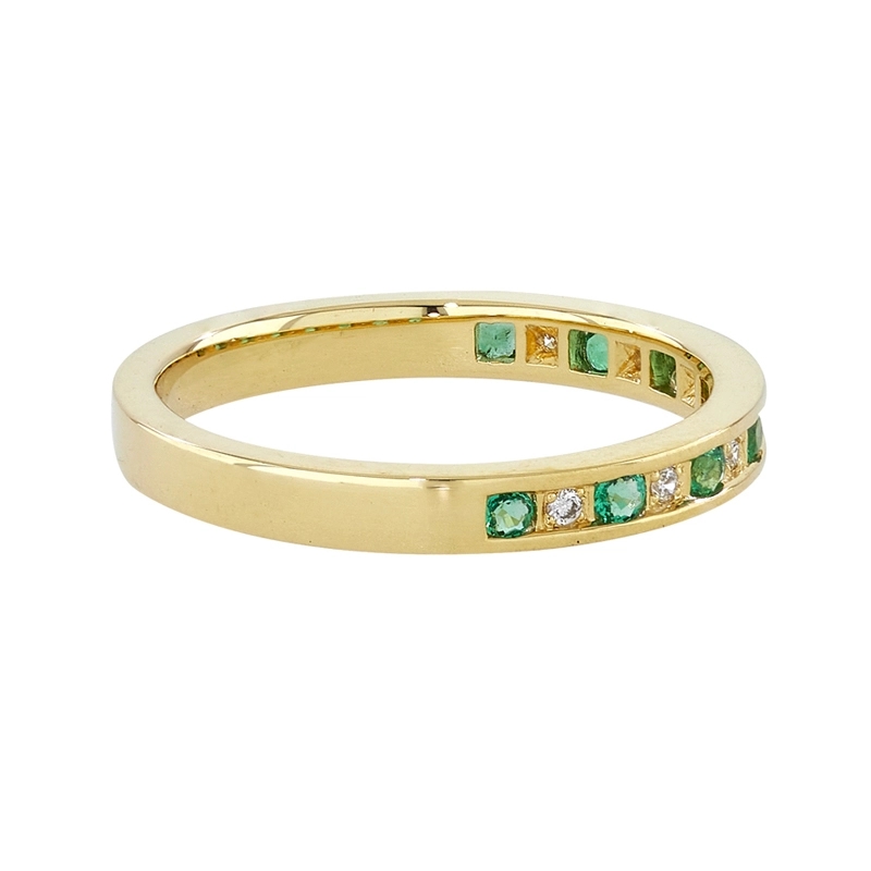 Anillo en oro amarillo de 18 Kilates, con esmeraldas de 0.15 Ct y diamantes de 0.04 Ct