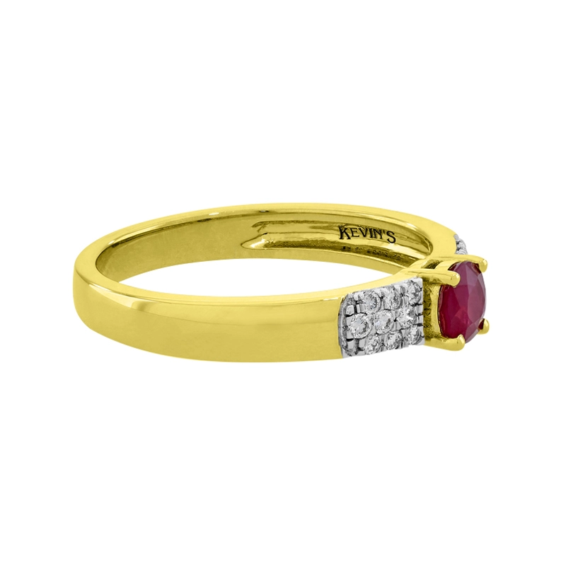 Anillo en oro amarillo de 18 Kilates, con rubí central de 0.30 Ct y decoración en diamantes de 0.12 Ct