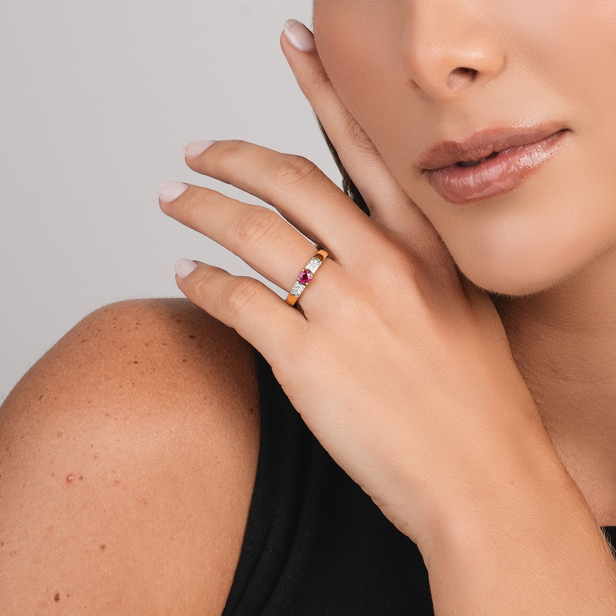 Anillo en oro amarillo de 18 Kilates, con rubí central de 0.30 Ct y decoración en diamantes de 0.12 Ct
