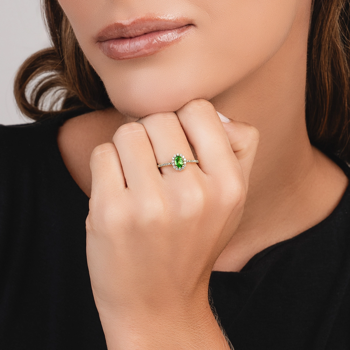Anillo en oro amarillo de 18 Kilates, con granate central y decoración en diamantes de 0.21 Ct