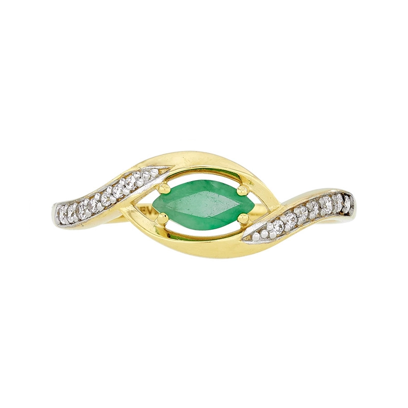 Anillo en oro amarillo de 18 Kilates, con esmeralda central y decoración en zircones