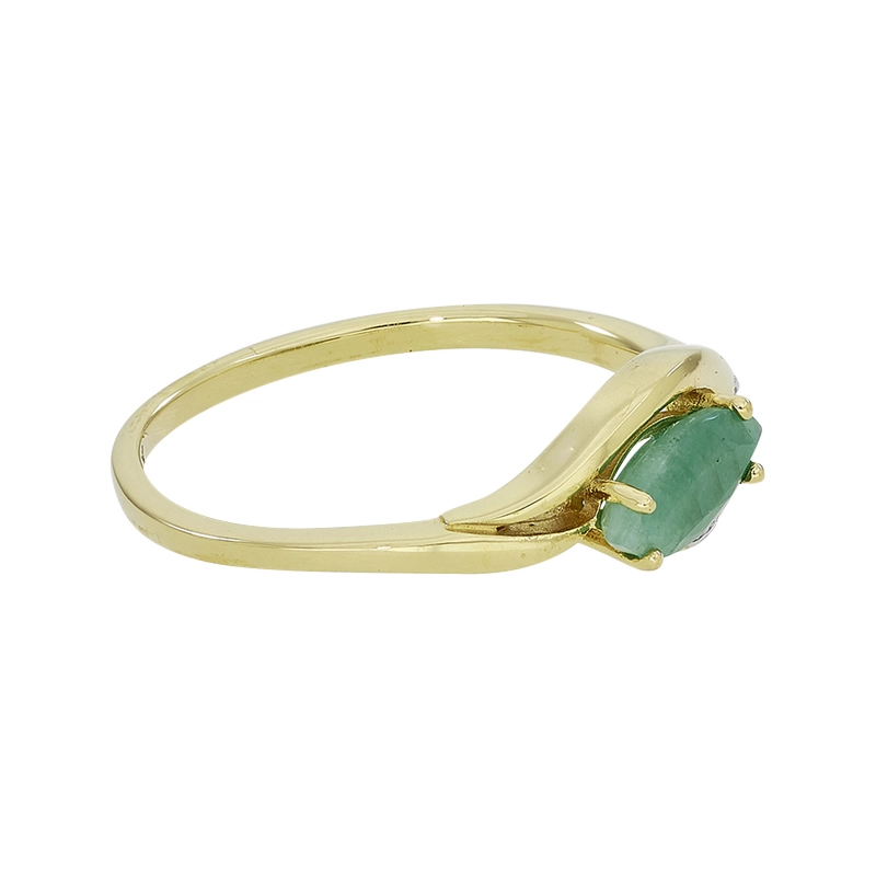 Anillo en oro amarillo de 18 Kilates, con esmeralda central y decoración en zircones