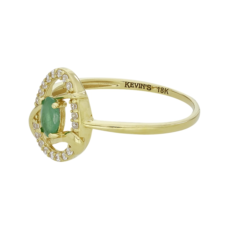 Anillo en oro amarillo de 18 Kilates, con esmeralda central y decoración en zircones