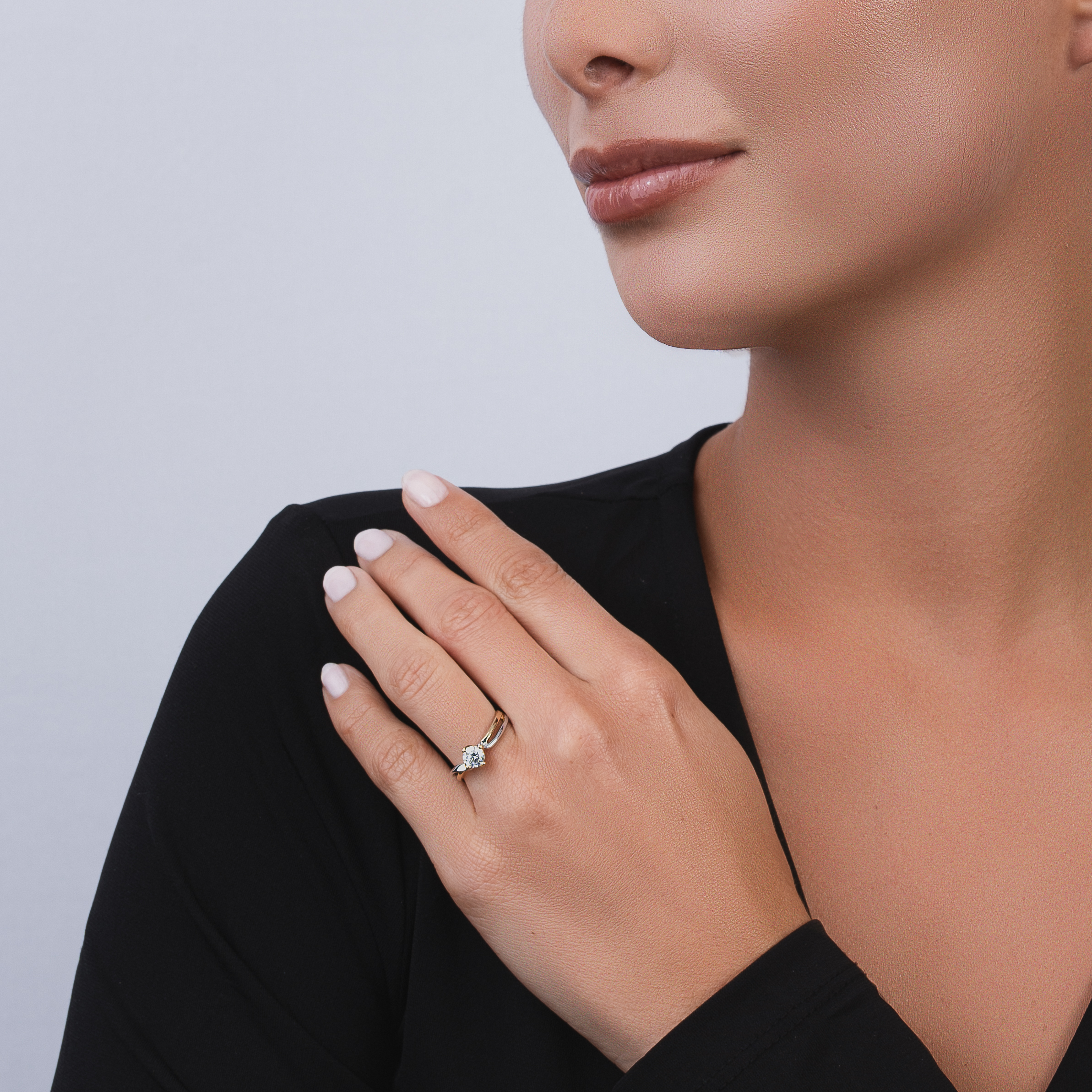 Anillo en oro amarillo de 18 Kilates, con zircón central
