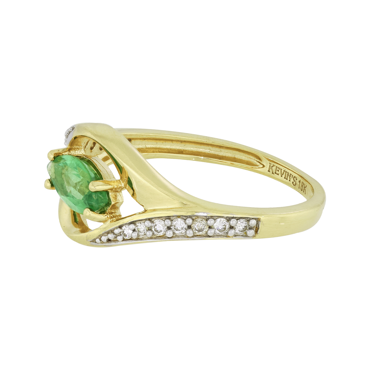 Anillo en oro amarillo de 18 Kilates, con esmeralda central de 0.50 Ct y decoración en diamantes de 0.10 Ct