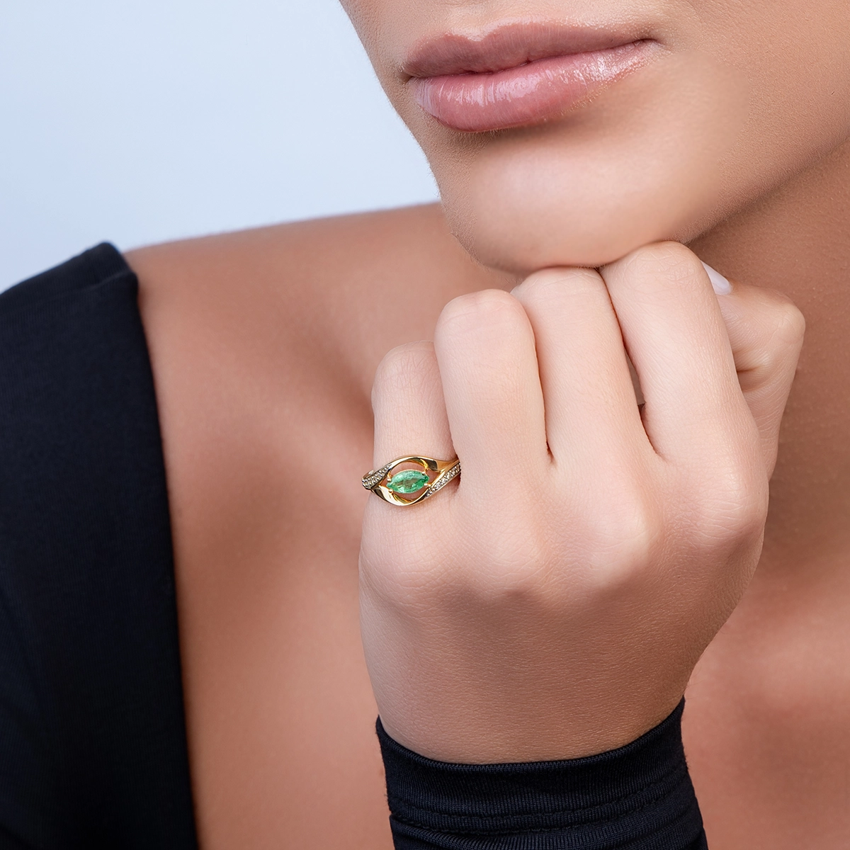 Anillo en oro amarillo de 18 Kilates, con esmeralda central de 0.50 Ct y decoración en diamantes de 0.10 Ct