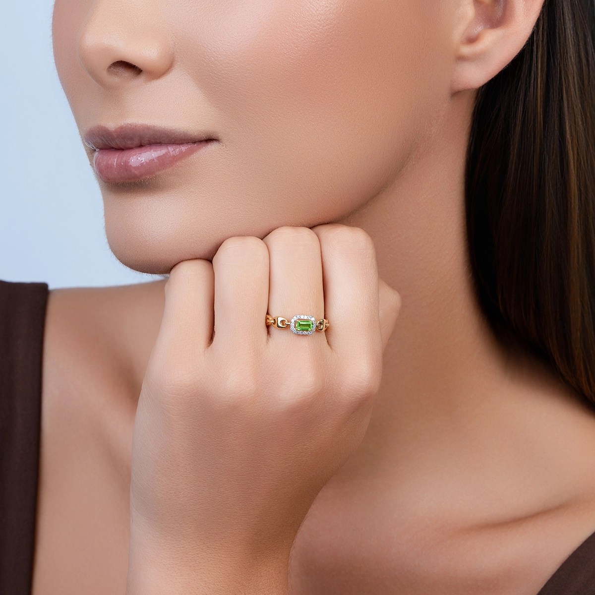 Anillo en oro amarillo de 18 Kilates, con granate central y decoración en diamantes de 0.09 Ct
