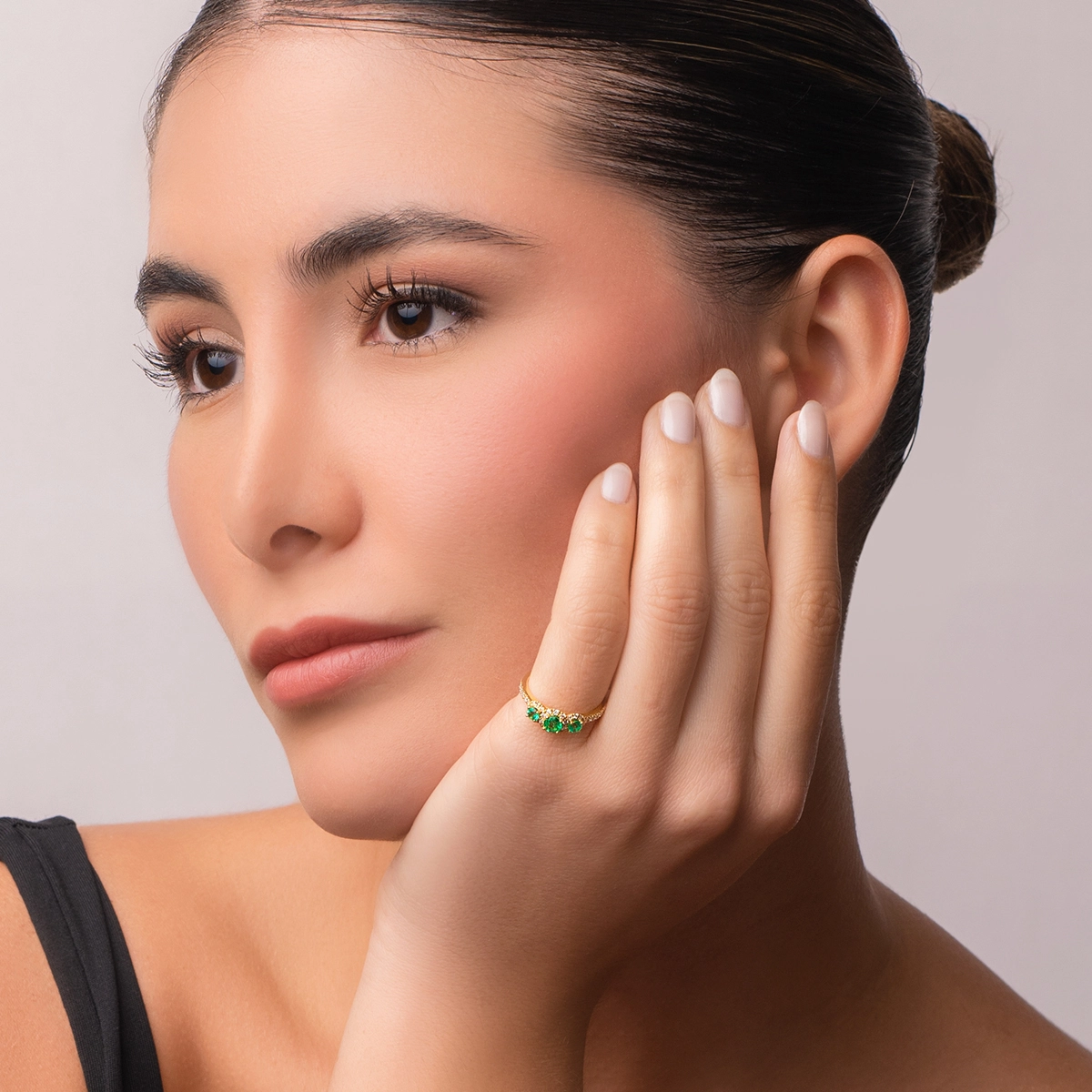 Anillo en oro amarillo de 18 Kilates, con esmeraldas de 0.40 Ct y diamantes de 0.20 Ct