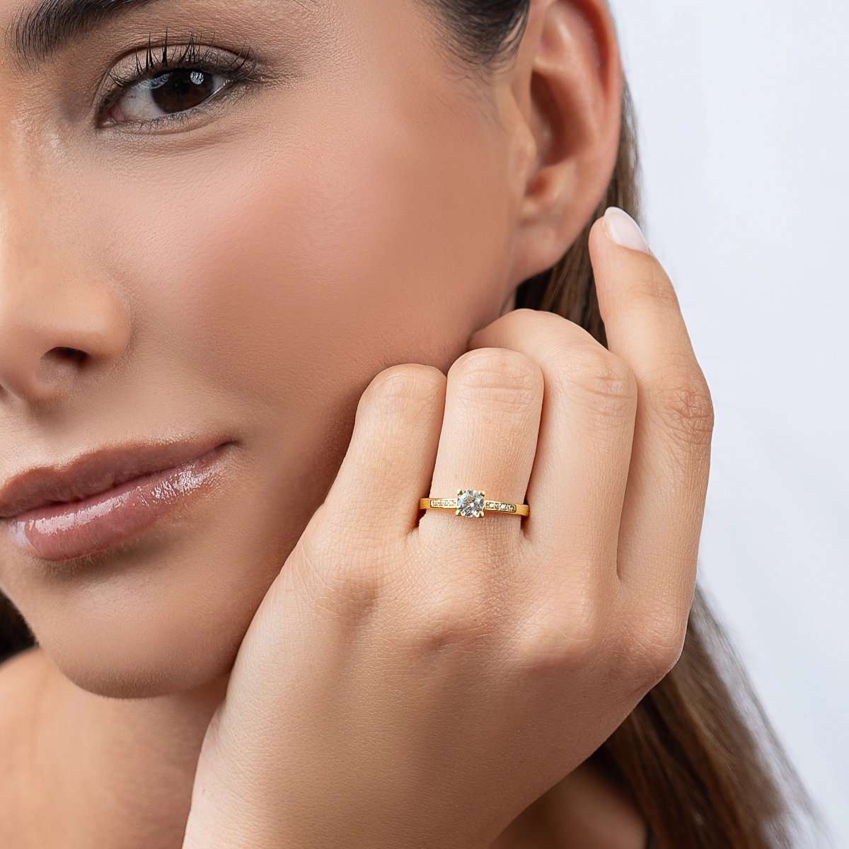 Anillo en oro amarillo de 18 Kilates, con zircón central y decoración en zircones