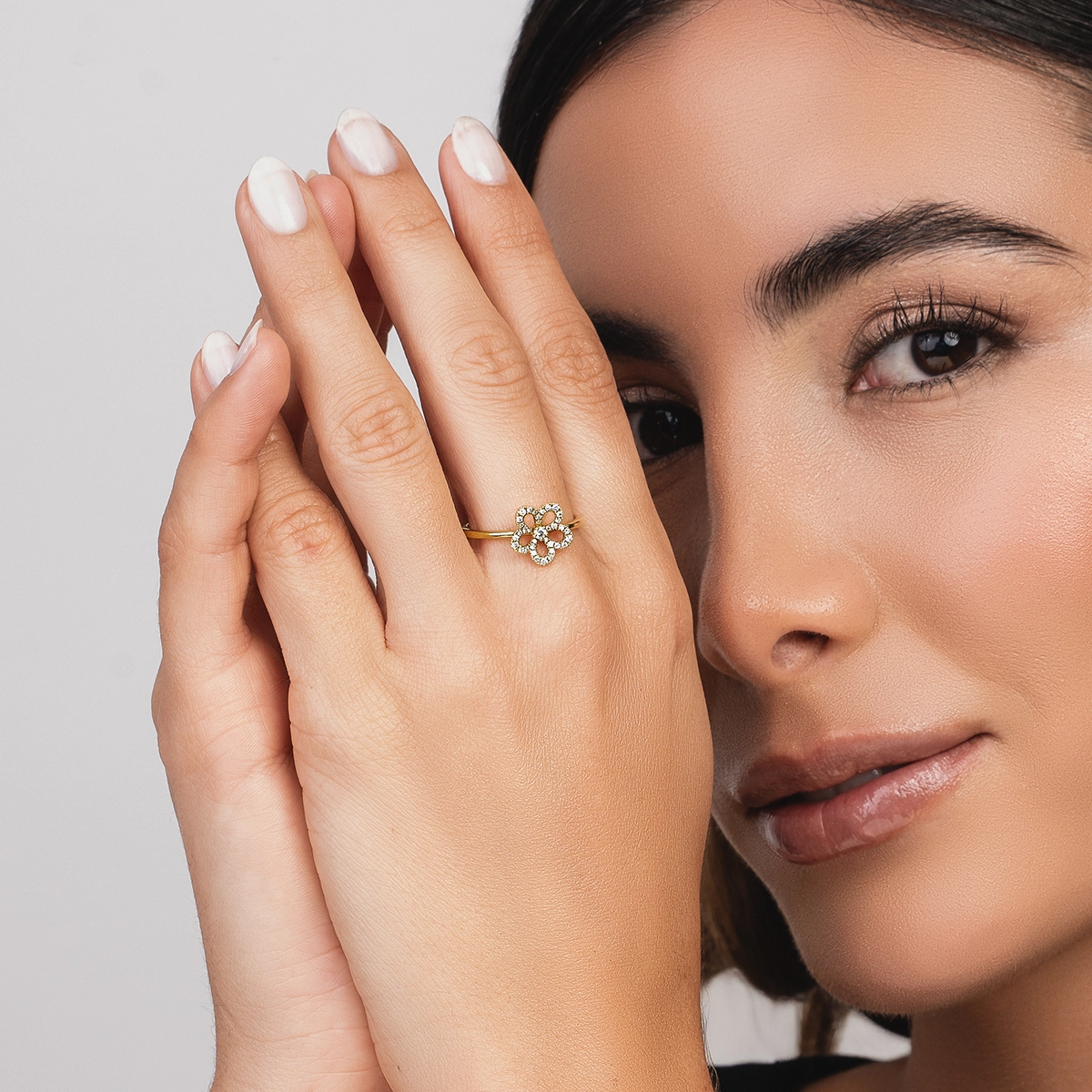 Anillo de flor en oro amarillo de 18 Kilates, con diamantes de 0.21 Ct