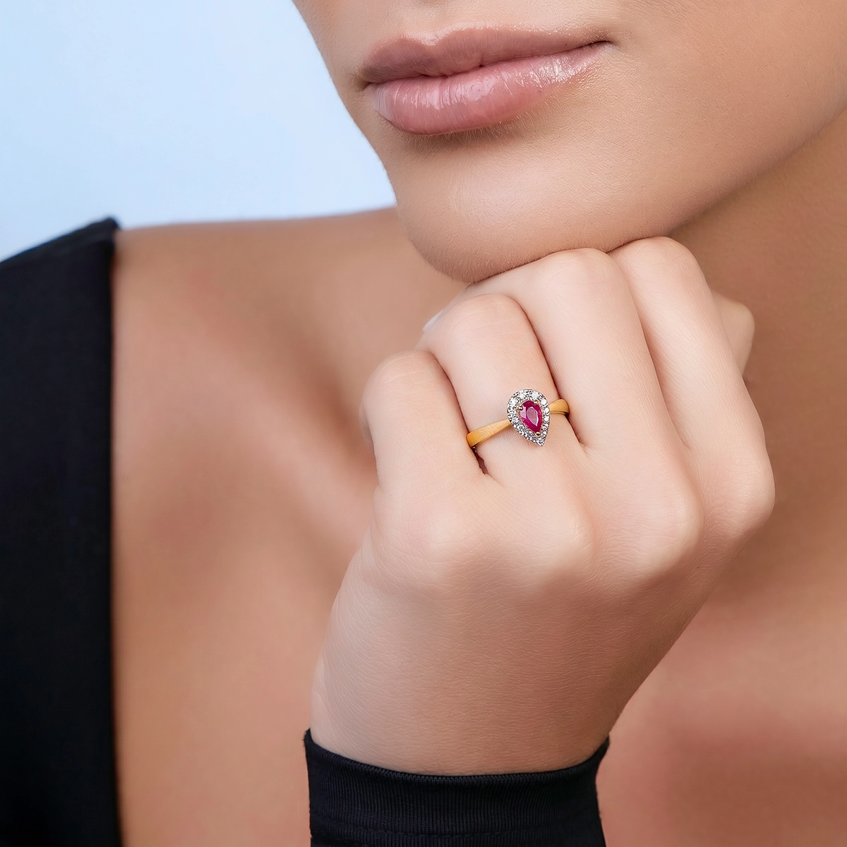 Anillo en oro amarillo de 18 Kilates, con rubí central de 0.42 Ct y decoración en diamantes de 0.15 Ct