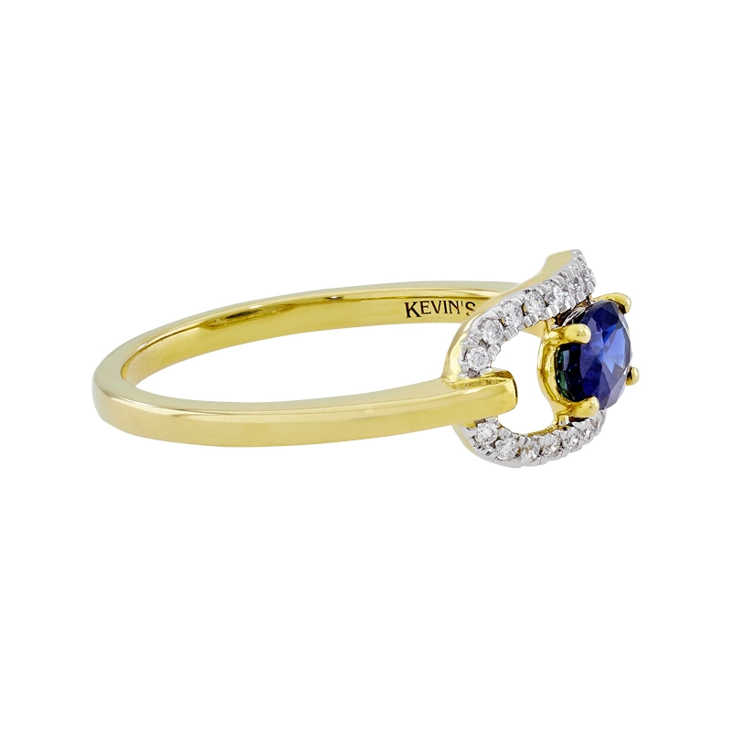 Anillo en oro amarillo de 18 Kilates, con zafiro central de 0.54 Ct y decoración en diamantes de 0.09 Ct