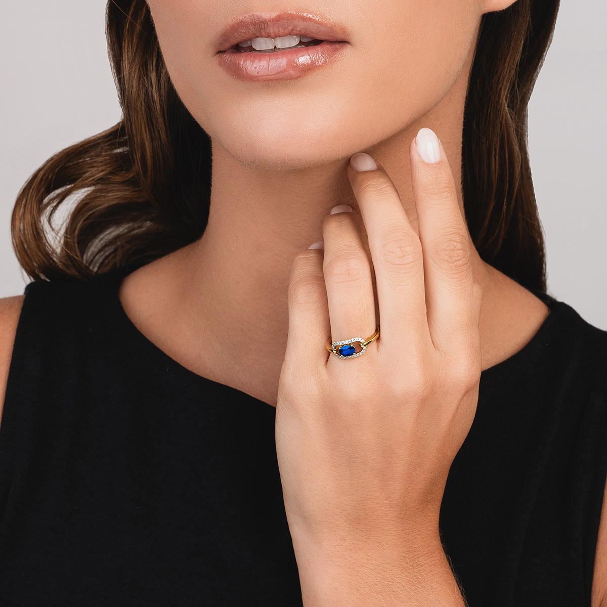 Anillo en oro amarillo de 18 Kilates, con zafiro central de 0.54 Ct y decoración en diamantes de 0.09 Ct
