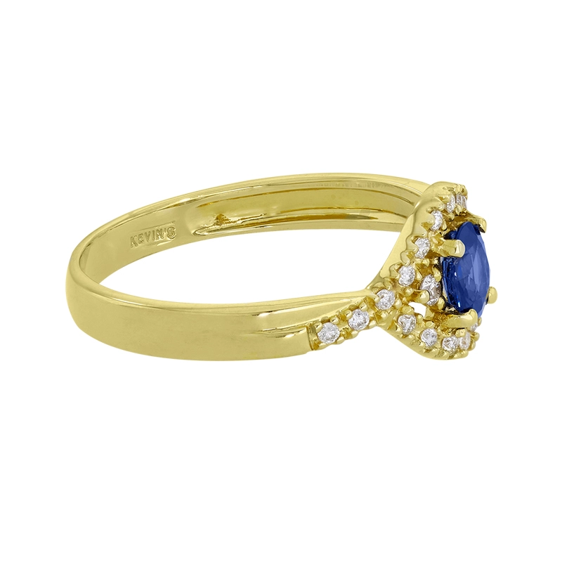 Anillo en oro amarillo de 18 Kilates, con zafiro central de 0.47 Ct y decoración en diamantes de 0.14 Ct