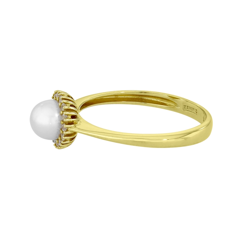 Anillo en oro amarillo de 18 Kilates, con perla central de 5 mm de ancho aprox y decoración en zircones