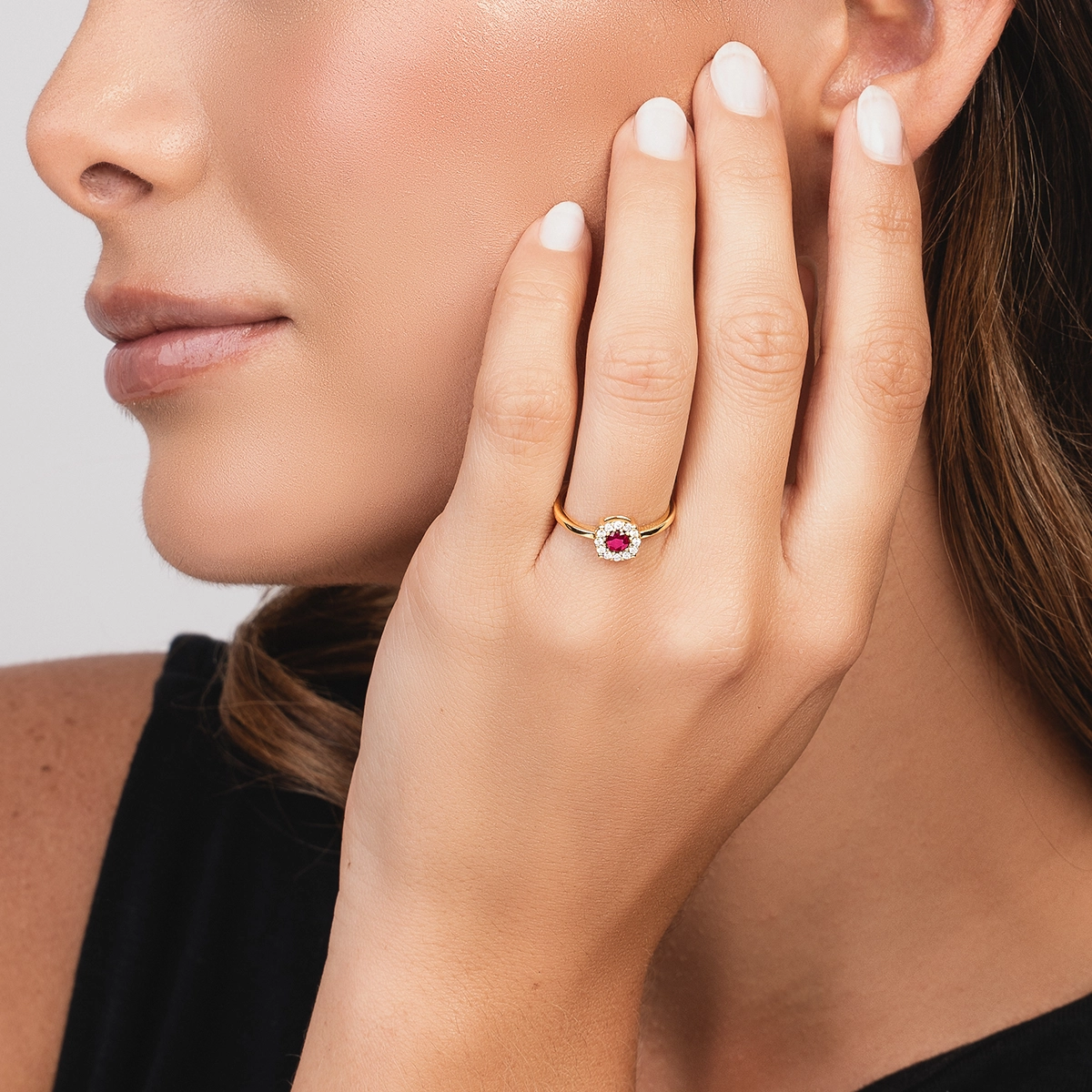 Anillo en oro amarillo de 18 Kilates, con rubí central de 0.32 Ct y decoración en diamantes de 0.12 Ct