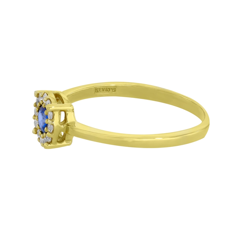 Anillo en oro amarillo de 18 Kilates, con zafiro central de 0.32 Ct y decoración en diamantes de 0.12 Ct