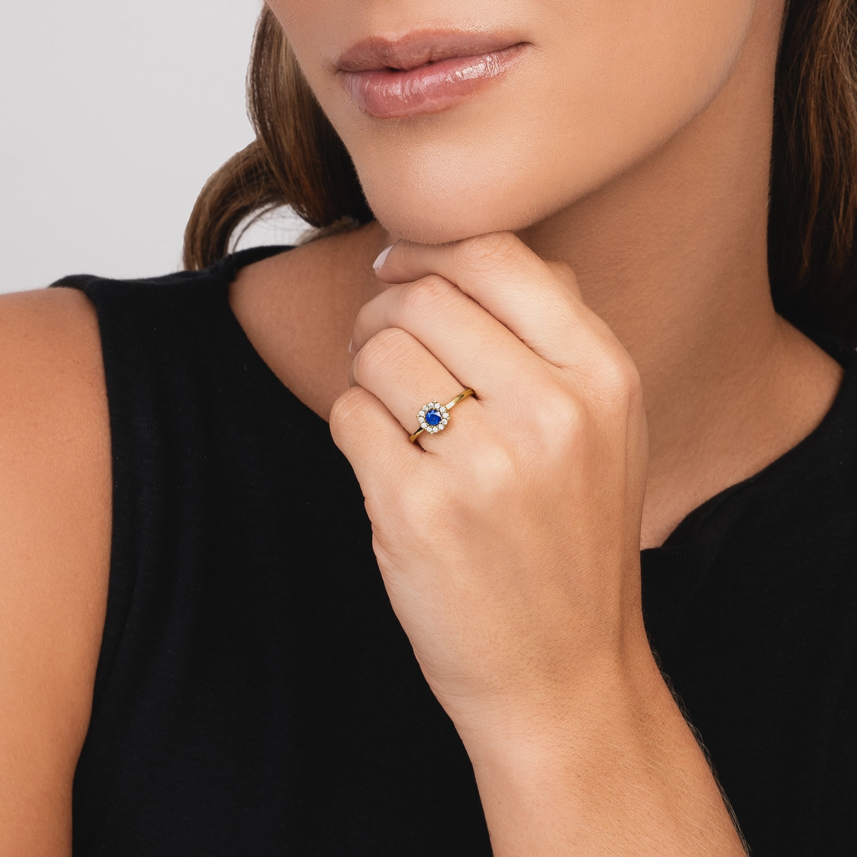 Anillo en oro amarillo de 18 Kilates, con zafiro central de 0.32 Ct y decoración en diamantes de 0.12 Ct