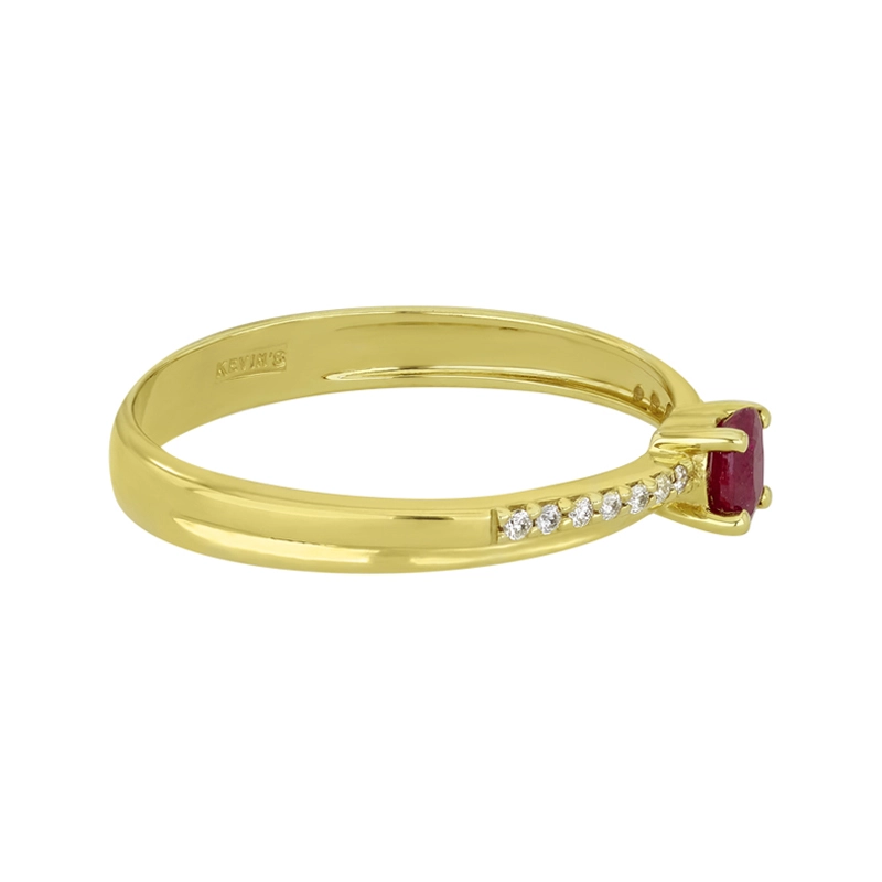 Anillo en oro amarillo de 18 Kilates, con rubí central de 0.21 Ct y decoración en diamantes de 0.08 Ct