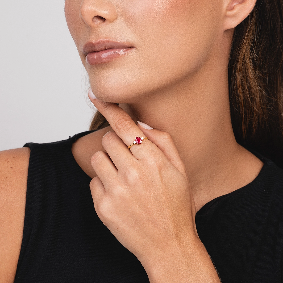 Anillo en oro amarillo de 18 Kilates, con rubí central de 0.70 Ct y decoración en diamantes de 0.06 Ct