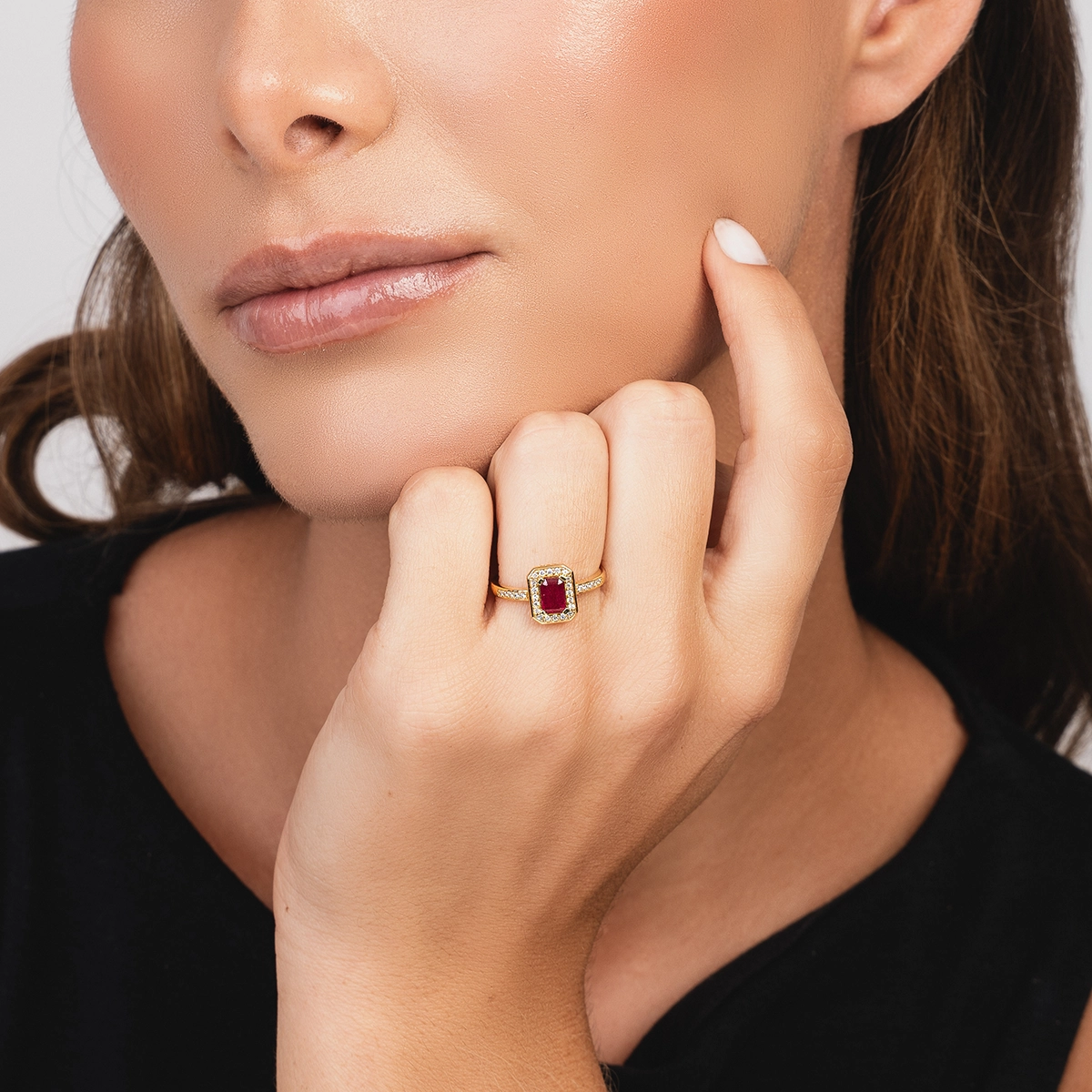 Anillo en oro amarillo de 18 Kilates, con rubí central de 0.60 Ct y decoración en diamantes de 0.15 Ct