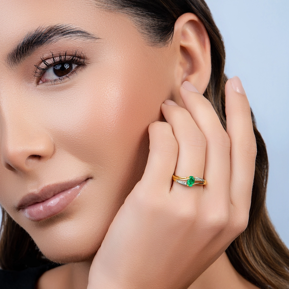 Anillo en oro amarillo de 18 Kilates, con esmeralda central de 0.35 Ct y decoración en diamantes de 0.05 Ct